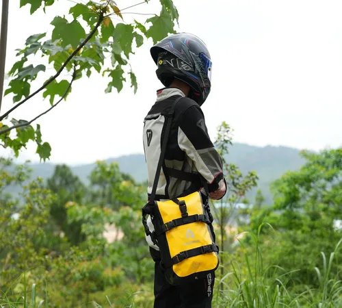 Vista 2 de Bolsa Impermeable para Parachoques de Motocicleta 6L Bolsa de Barra Antichoque de Motor con Correa para el Hombro Bolsa de Marco Lateral