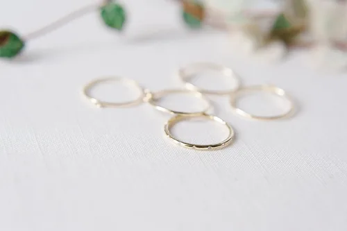 Vista 3 de Honeycat Anillo de cristal punteado en oro, oro rosa o plata Joyería minimalista y delicada