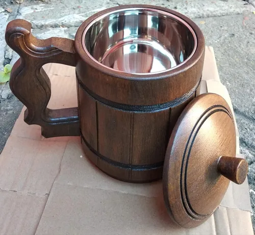 Vista 2 de Taza de cerveza de madera hecha a mano con tapa. Capacidad: 20 oz (20.3 fl oz). Taza de cerveza de madera ecológica - Taza de cerveza de madera