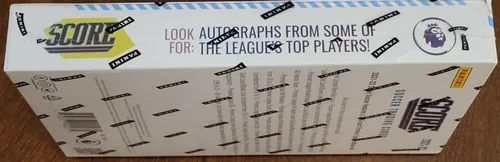 Vista 2 de Caja sellada Panini Score EPL Premier League Soccer Factory 2021-22 con 20 paquetes de 10 cartas. Encuentra 3 paralelos numerados y 5 lava roja por