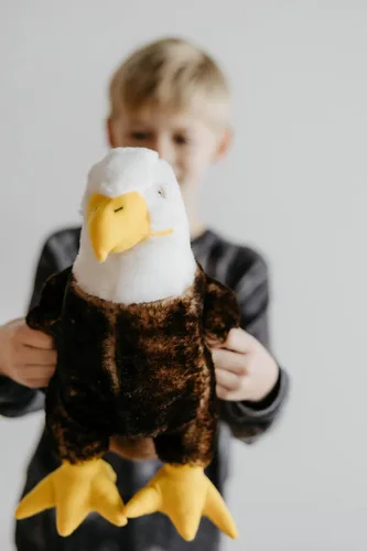 Vista 6 de The Petting Zoo Peluche de águila calva, regalos para niños, animales salvajes del zoológico Onez, juguete de peluche de águila calva de 12 pulgadas