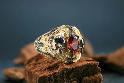 Vista 2 de Gilded Skull Ring with Red Zircon Stone - Unique 925 Silver Craftsmanship