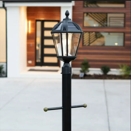 Vista 2 de Gama Sonic Luz solar de poste para exteriores, aluminio negro, bombilla Royal, vidrio Rain Water, lámpara individual con adaptador de 3 pulgadas