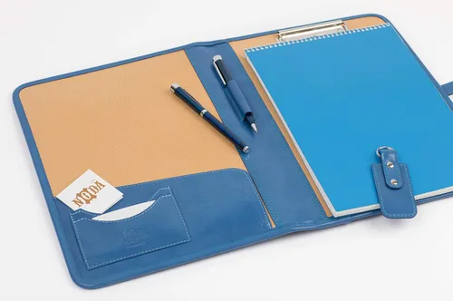 Vista 4 de Noda Portapapeles de cuero curtido vegetal genuino italiano (azul claro) Estuche para reuniones o presentaciones Portadocumentos