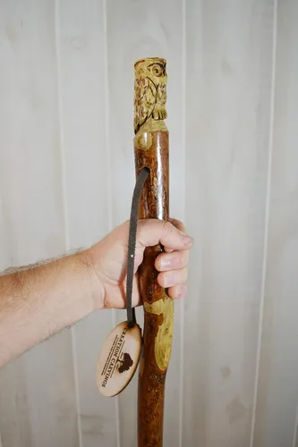 Vista 5 de Bastón de madera oscura con talla de búho, tallado a mano, hasta 60 pulgadas