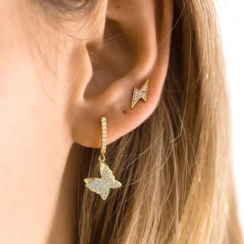 Vista 2 de Aretes colgantes de mariposa para mujer, chapados en oro de 18 quilates, hipoalergénicos, ligeros, circonita cúbica, aretes colgantes para mujeres