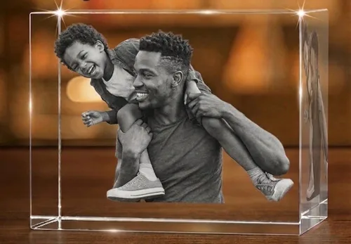 Vista 11 de Marco de Fotos Personalizado de Cristal 3D Rectangular Pequeño (Horizontal) – Premium: Base LED Multicolor, Envoltorio para Regalo y Tarjeta 3D