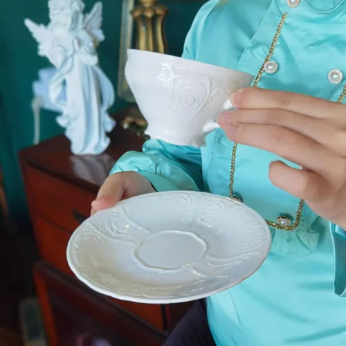 Vista 4 de Juego de taza de té y platillo de porcelana fina, superficie de escultura, taza ligera de 7 onzas, juego de cuatro