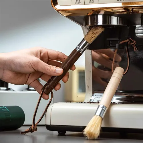 Vista 4 de Cepillo de limpieza para molinillo de café, herramienta limpiadora de máquina de espresso, mango de madera y cerdas naturales, accesorios para polvo