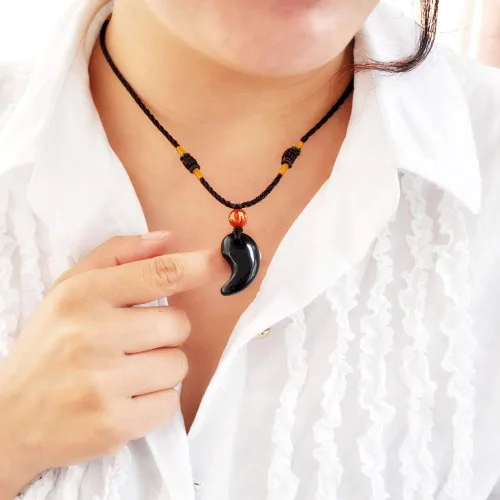 Vista 2 de Piedra de gemas de cristal obsidiana natural Shinto Magatama amuleto colgante para hombre y mujer, pulsera de moda joyería cuerda libre al por mayor