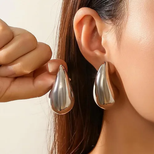 Vista 2 de UNIJEJFU Juego de aretes y collar de lágrima de oro y plata, aretes de aro gruesos, ligeros, aretes Bottega Dupes, collar con colgante de gota