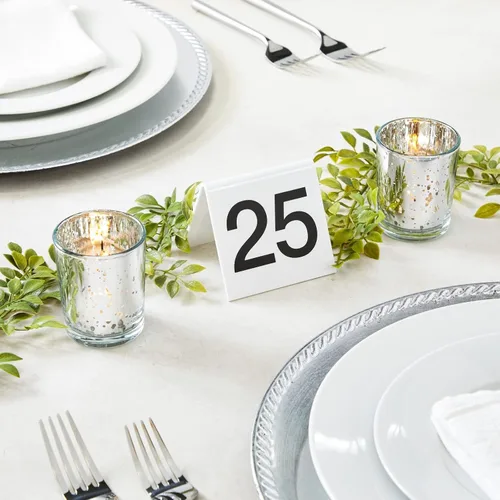 Vista 2 de Juvale Números de mesa de acrílico estilo tienda de campaña, blanco medio, 1-25 - Marcadores de mesa de plástico reutilizables - Tarjetas de números