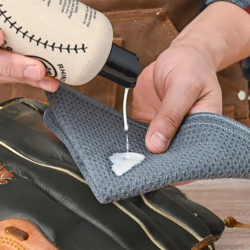 Vista 3 de Rhino Wax - Limpiador de guantes de béisbol (8 onzas) - Limpiador natural para guantes que elimina suave y eficazmente la suciedad y la suciedad