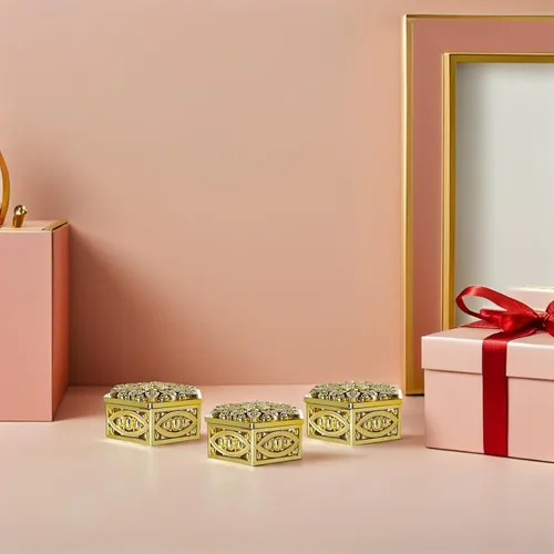 Vista 4 de Garneck 12 cajas de dulces hexagonales huecas clásicas doradas hexagonales caladas, caja de plástico para baratijas, cajas de regalo pequeñas