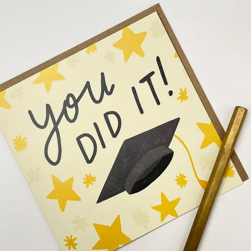 Vista 3 de Old English Co. You Did It - Tarjeta de graduación para él o ella, tarjeta de graduación para hijo e hija, tarjeta de regalo para el día