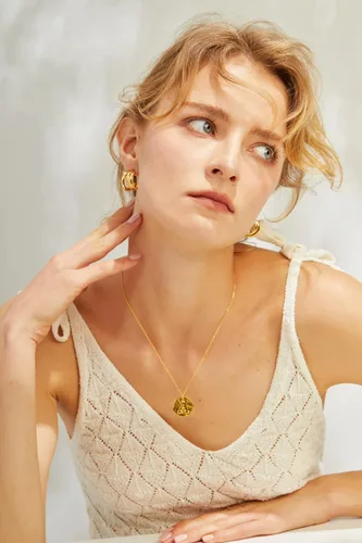 Vista 3 de Collar delicado con inicial, chapado en oro de 14 quilates, collar de oro con inicial de moneda para mujer