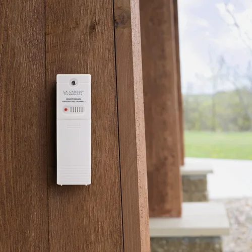 Vista 3 de La Crosse Technology Sensor inalámbrico de temperatura y humedad para exteriores, montado en la pared, preciso, resistente a la intemperie, amplio