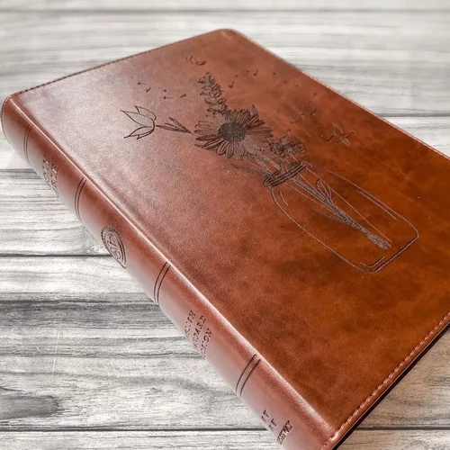 Vista 3 de JOY CREATIVE Biblia de letras rojas de margen ancho ESV Personalizado con nombre El diseño personalizado está escrito a mano y grabado