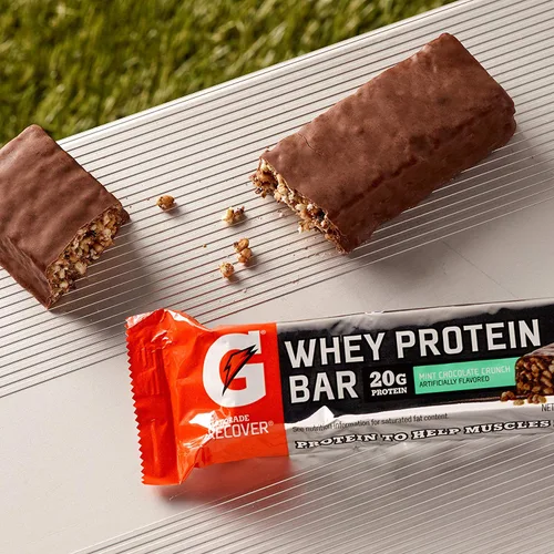 Vista 4 de Gatorade Barras de recuperación de proteína de suero de leche, chocolate con menta crujiente, barras de 2.8 onzas (12 unidades)