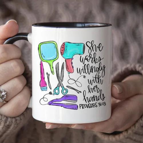 Vista 3 de YouNique Designs Taza de café para estilista, 11 onzas, taza para peluquería, taza para estilista para mujer, regalos de peluquería (mango negro)