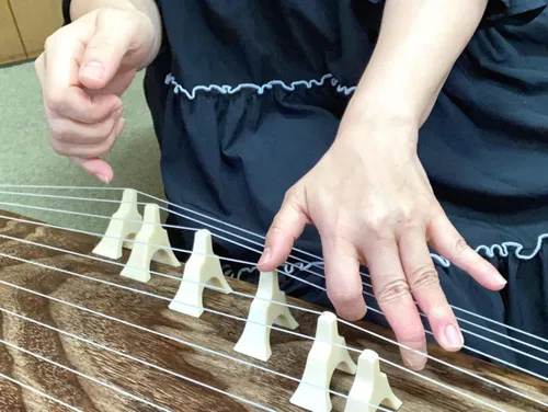 Vista 2 de Kawai-JPN Traditional Instruments Lección de Koto: 30min con Temi Ohira/Miki Maruta en ZOOM. Mejore las habilidades de Koto de manera eficiente