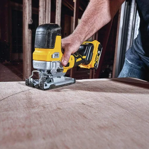 Vista 3 de DEWALT Sierra de calar de 20 V máximo, inalámbrica, agarre de barril, velocidad de hoja de 3,200, solo herramienta (DCS335B)