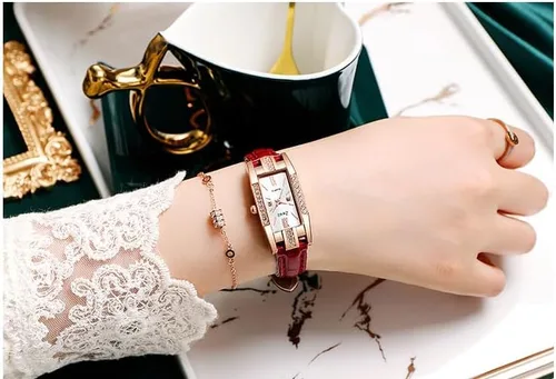 Vista 2 de Elegante reloj de cuarzo cuadrado con correa de cuero pequeña personalizada retro y esfera de lujo de circonitas