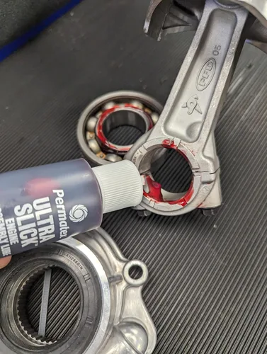 Vista 4 de Permatex 81950 Ultra Slick - Lubricante de montaje de motor, 4 onzas, rojo