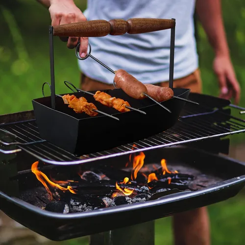 Vista 3 de Plato para servir en forma de hierro con 4 brochetas de barbacoa para parrilla de barbacoa en barco de servir, palitos de barbacoa reutilizables