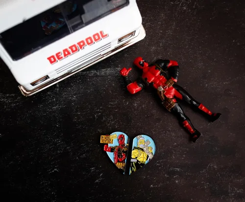 Vista 3 de Marvel Comics Deadpool and Cable - Pin esmaltado de edición limitada Exclusivo NYCC 2018 Insignia de broche de metal, Wade Wilson y Nathan Summers