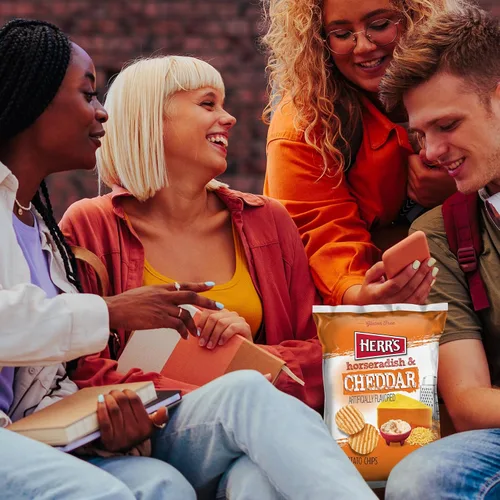 Vista 4 de Herr's Papas fritas, sabor rábano picante y queso cheddar, aperitivos sin gluten, bolsa de 6 onzas (6 unidades)