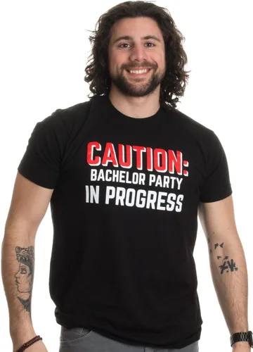 Vista 2 de Precaución Bachelor Party in Progress Camiseta unisex de despedida de soltero