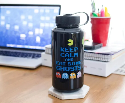 Vista 5 de JUST FUNKY Pac-Man Keep Calm And Eat Some Ghosts - Botella de agua de plástico grande sin BPA con tapa superior de rosca, hidratación para deportes
