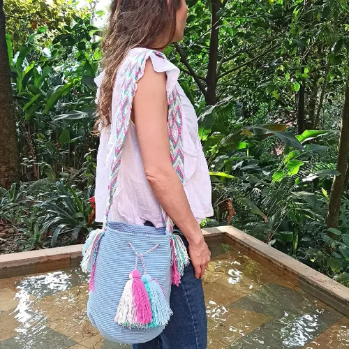 Vista 2 de Bolso Wayuu grande hecho a mano, mochila colombiana wayuu. Antigua y preciosa obra de arte realizada por indígenas. Bolso bandolera o bandolera