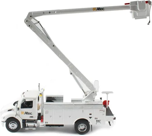 Vista 2 de Diecast Masters Escala 1:32 Peterbilt Modelo 536 con cuerpo de servicio aéreo Altec AA55, cabina blanca y cuerpo blanco Serie de transporte