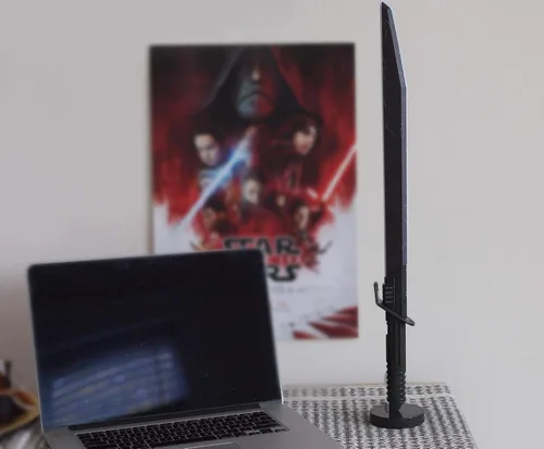 Vista 5 de Robe Factory Star Wars The Mandalorian Darksaber - Lámpara de escritorio LED de 24 pulgadas