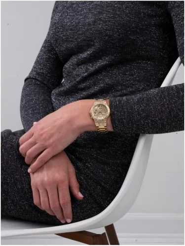 Vista 6 de GUESS Reloj deportivo multifunción con cristales de 1.417 in para mujer