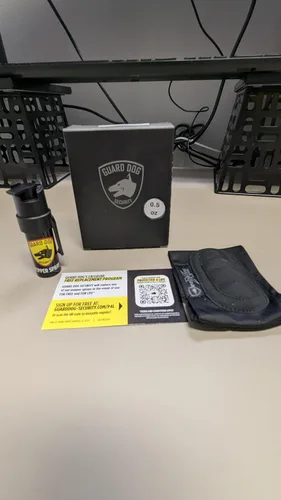Vista 2 de Guard Dog Security Spray de Pimienta para Autodefensa, Rango de 16 pies, Manga de Mano Oculta, Resistente al Sudor, Acceso Rápido y Protección