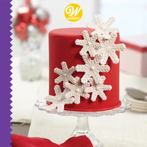 Vista 5 de Wilton Fondant rojo, sabor a vainilla, prefabricado, 23.9 oz.