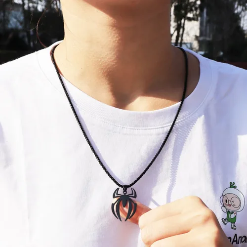 Vista 4 de Collar de araña para hombre, colgante negro y plateado, acero inoxidable, gótico, vintage, punk, unqiue, cabeza de cráneo, collar de araña