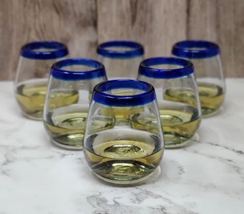 Vista 3 de Dos Sueños Copas de vino mexicanas sopladas a mano, juego de 6 vasos con bordes azul cobalto (15 onzas)