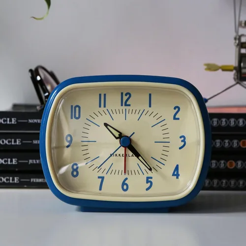 Vista 5 de Reloj con alarma cuadrado, de la marca Kikkerland
