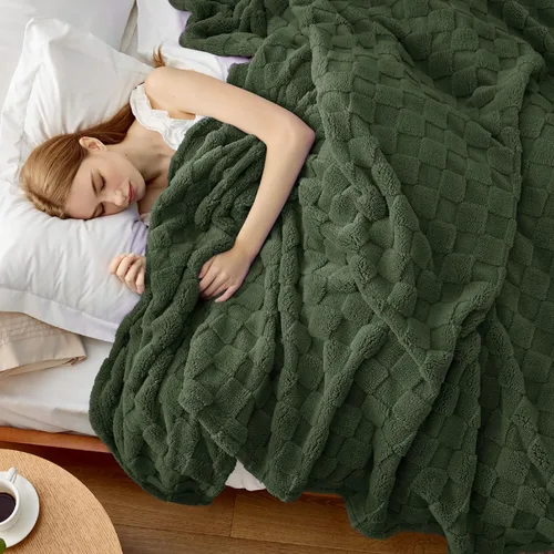 Vista 10 de Bedsure GentleSoft - Manta verde salvia para sofá, manta de forro polar a cuadros, regalos de Navidad para mujeres, hombres y niñas, bonita manta