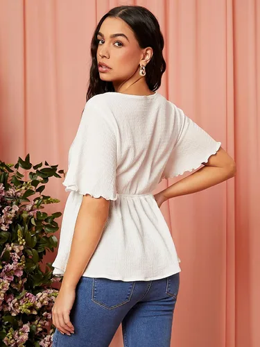 Vista 2 de OYOANGLE Blusa de maternidad con cuello en V profundo, manga corta, dobladillo con volantes, peplum