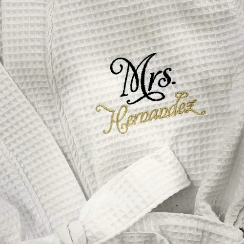 Vista 4 de Classy Bride Juego de 2 batas de spa personalizadas Mr. and Mrs, Negro, Blanco