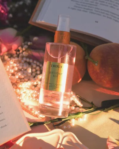 Vista 3 de Truly Perfume Body Mist Bruma refrescante con fragancia de larga duración para una piel suave, tersa y perfumada