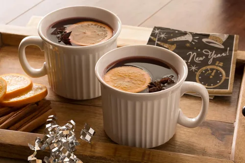 Vista 3 de CorningWare - Paquete con 2 unidades de 20 onzas de tazas de merienda de cerámica con tapas ventiladas libres de BPA, blanco francés
