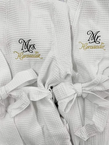 Vista 3 de Classy Bride Juego de 2 batas de spa personalizadas Mr. and Mrs, Negro, Blanco