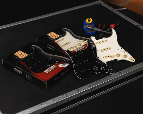 Vista 4 de Golpeador Strat precableado, Pure Vintage '59 con RWRP Midde, negro de 11 agujeros PG