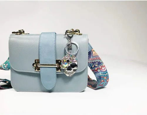 Vista 3 de YGMONER Llavero de cabeza de calavera de cristal, llavero brillante para automóvil y accesorio de bolsa con bolsa de regalo (calavera)